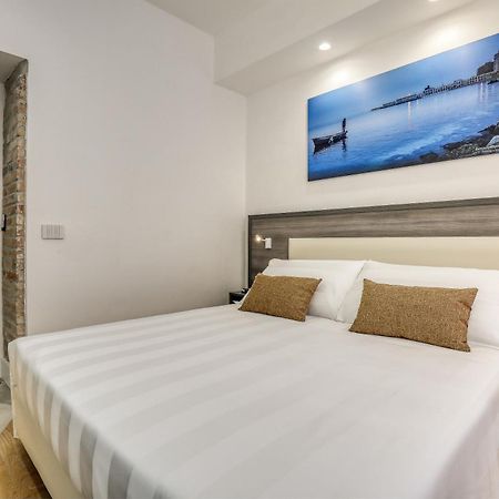 Gallery Suite Чивитавекия Стая снимка